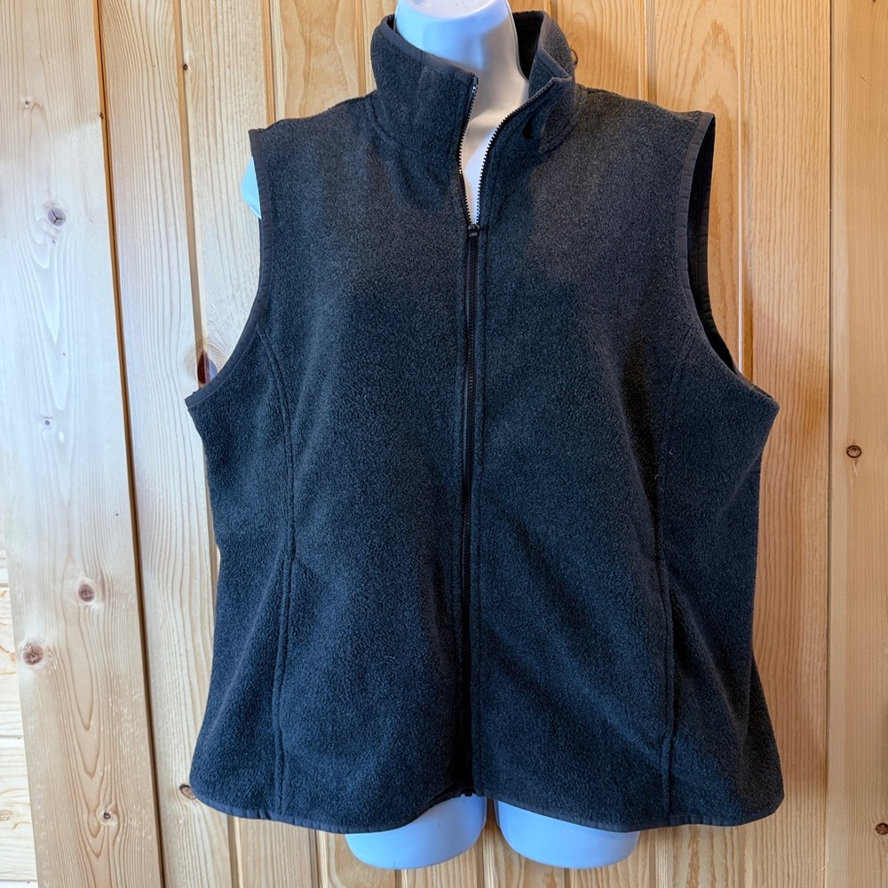 NWOT OLD NAVY WOMENS ZIP FRONT PERFORMANCE FLEECE VEST size
Large